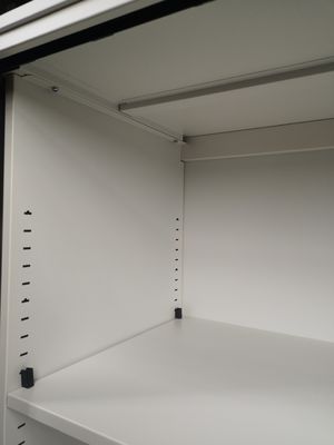 Meio arquivo da porta de Tambour da altura com as 2 prateleiras ajustáveis
